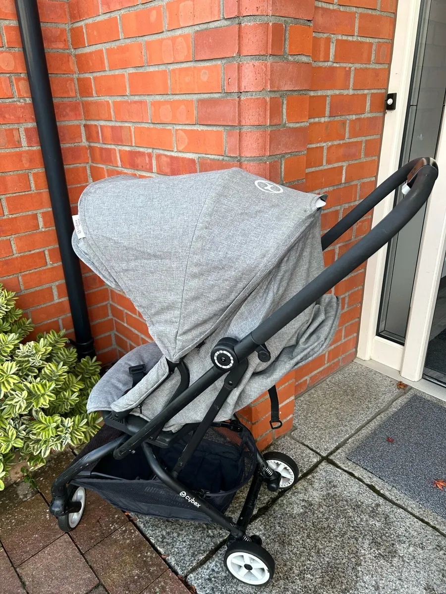 Cybex eezy Twist buggy and car seat - Image 1
