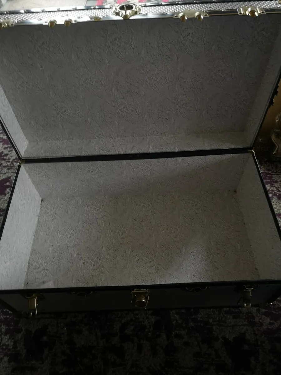 Trunks or chests - Image 2