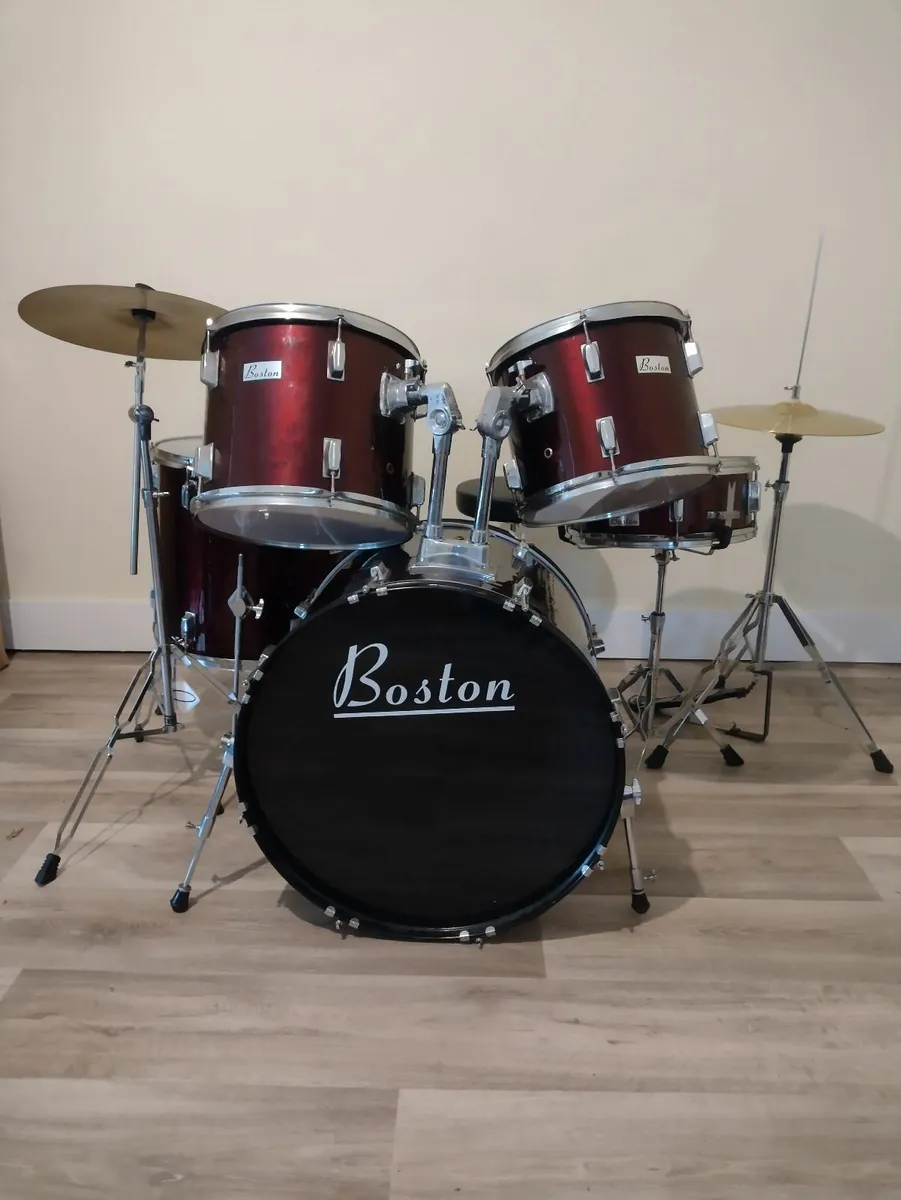 Full Drum Kit.