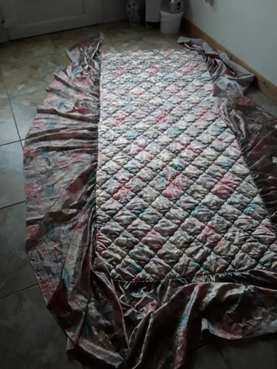 Two lovely matching vintage single bedspread - Image 4