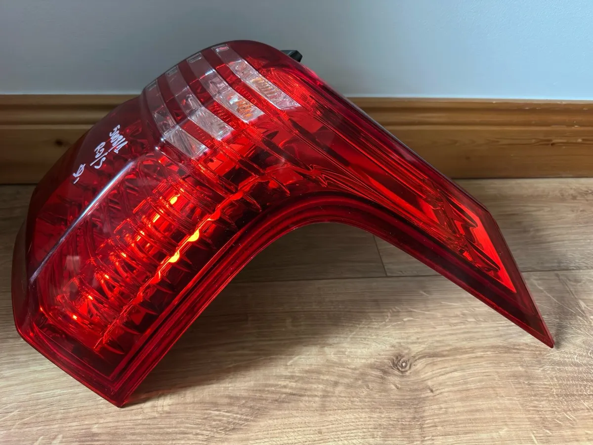 Peugeot 5008 mk1 2009-2013 right rear light - Image 1