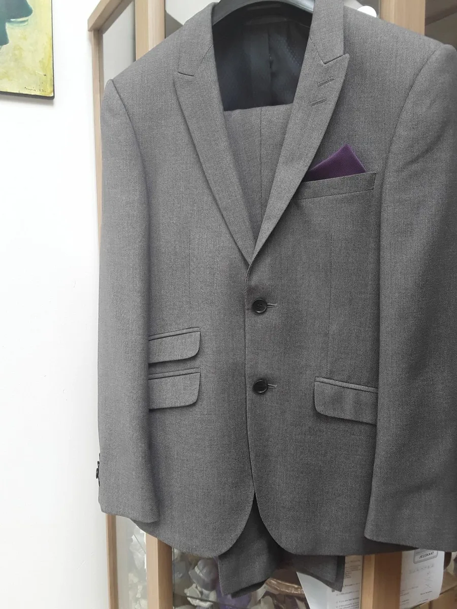 Brand new Burton's gents suit - Image 1