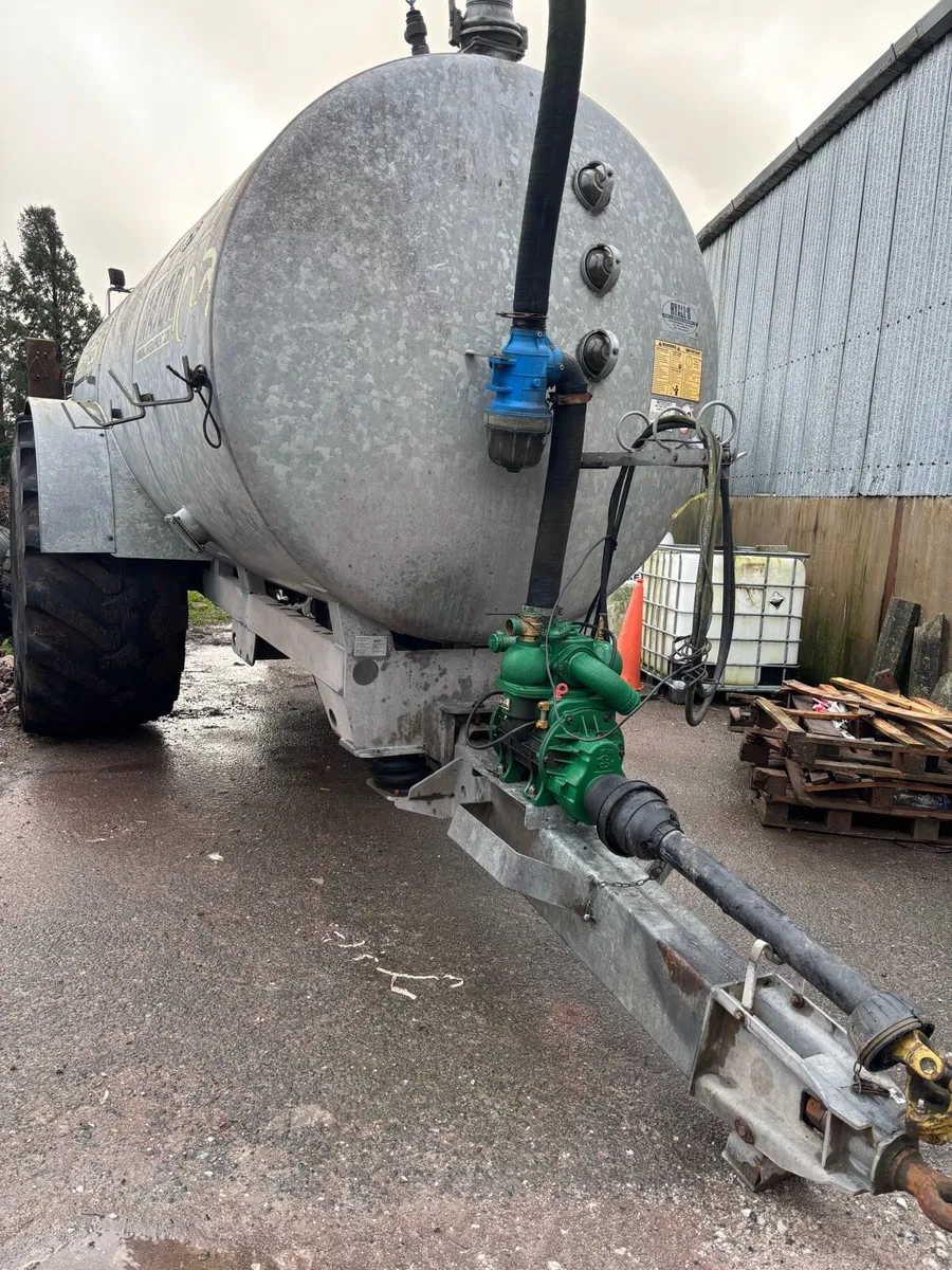 2600 galvanised slurry tanker and Doda slurry pump - Image 3