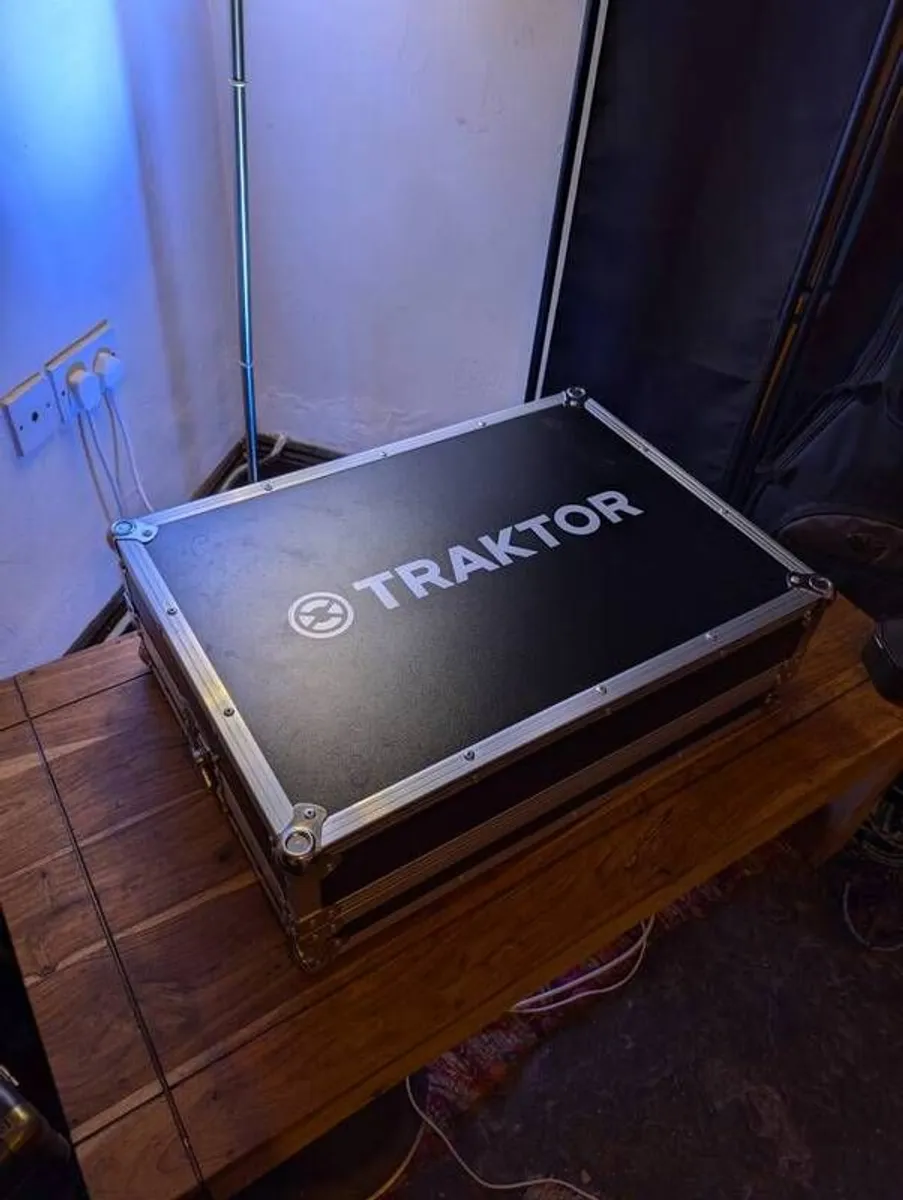 Traktor S4 Mark 3 + Flight Case - Image 1
