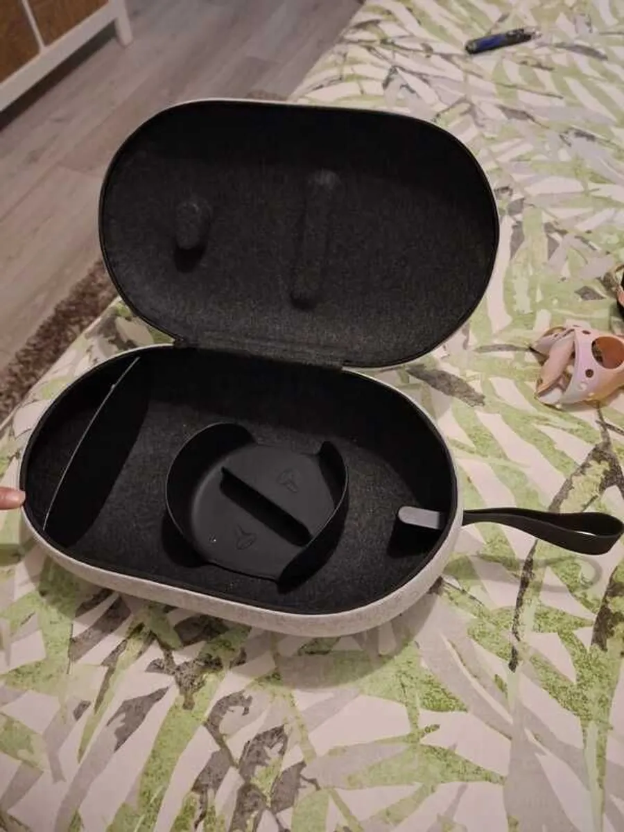 Meta Quest 2 VR - Image 4