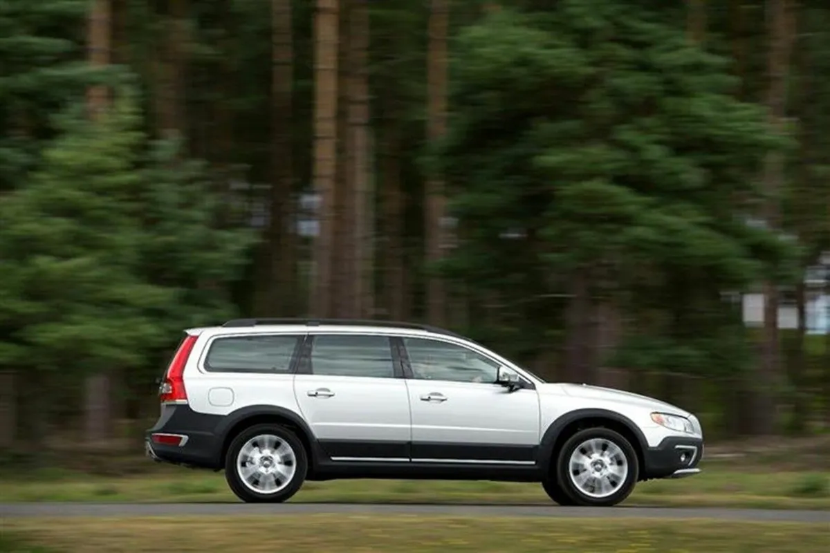 Volvo XC70 2.4 D5 SE Lux Auto AWD - Image 1