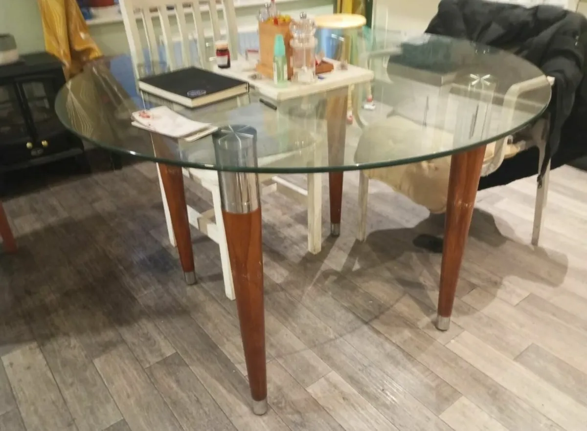 Round dining table