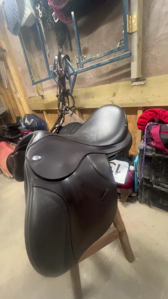 Thorowgood saddle 15 inch - Image 1