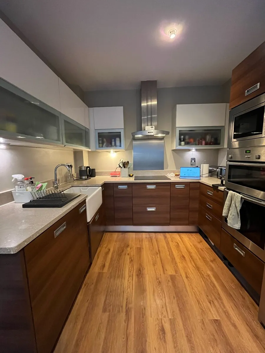 Kitchen cabinets, countertops, Belfast sink, oven - Image 1