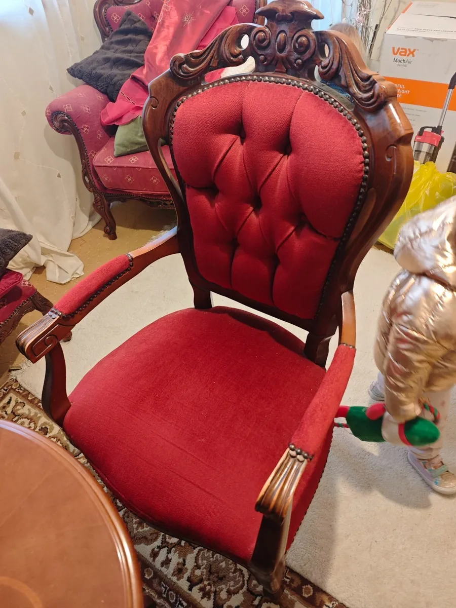 Antique style dining table and 6 chairs - Image 3