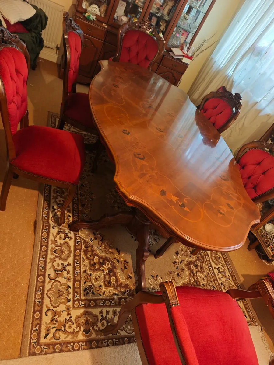 Antique style dining table and 6 chairs - Image 4