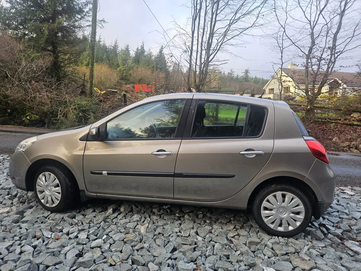 2011 Renault Clio 42,000KM - Image 4