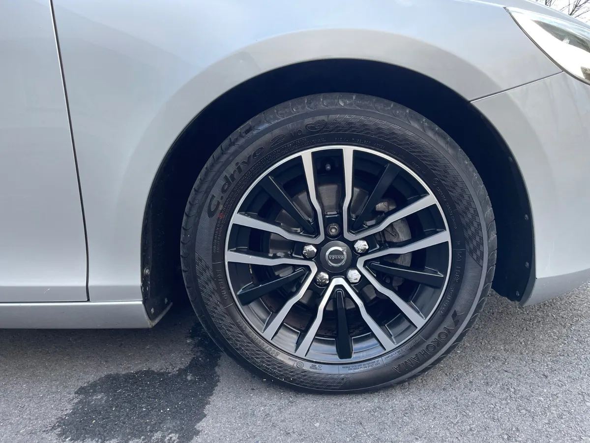 MOMENTUM-LEATHER-BLUETOOTH STREAMING-VOLVO S/H - Image 2