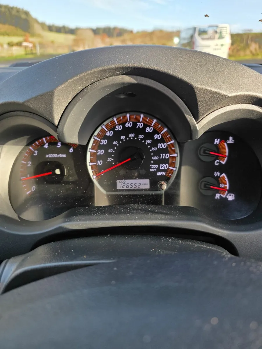 Toyota Hilux 2012 - Image 2