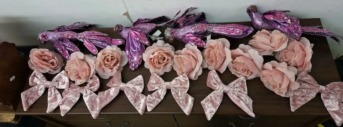 Old pink decorations as per photos - Image 1