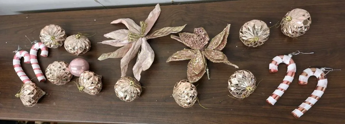 Old pink decorations as per photos - Image 2