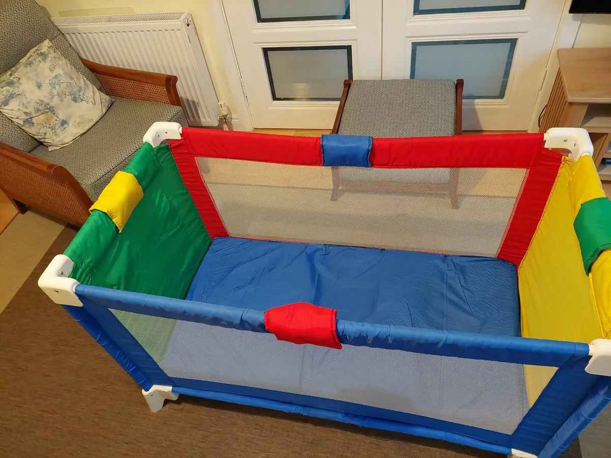 Child's  travel cot - Image 1