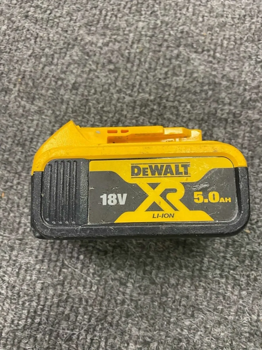 Dewalt 18V 5AH Battery - Image 1