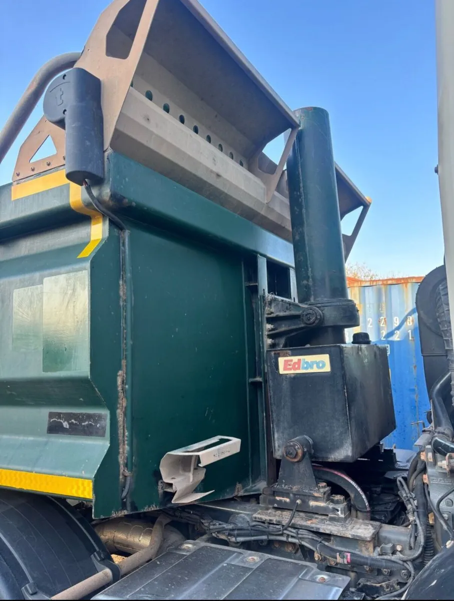 8x4 Daf manual steel body tipper - Image 3