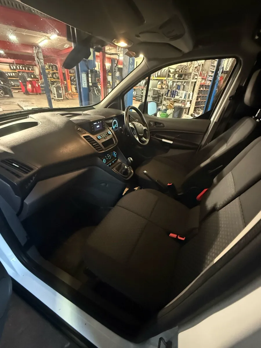 Ford Transit Connect TREND 3 Seats - Image 3