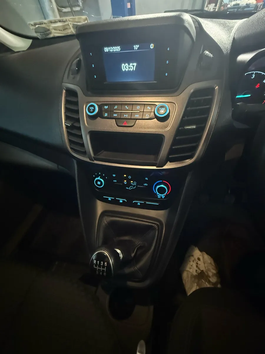 Ford Transit Connect TREND 3 Seats - Image 4