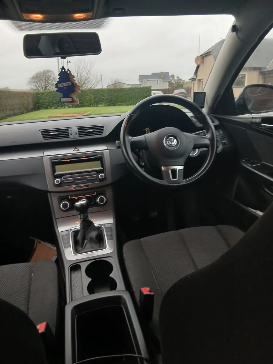 Volkswagen Passat 2010 - Image 2