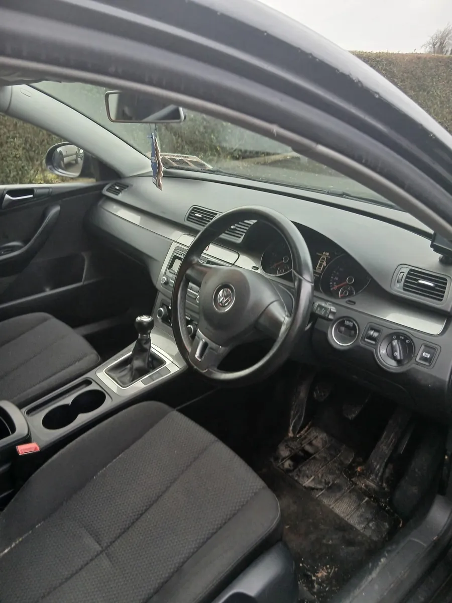 Volkswagen Passat 2010 - Image 3