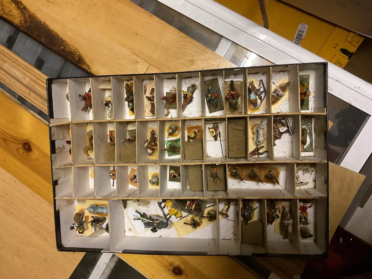 Lead figures - Image 1