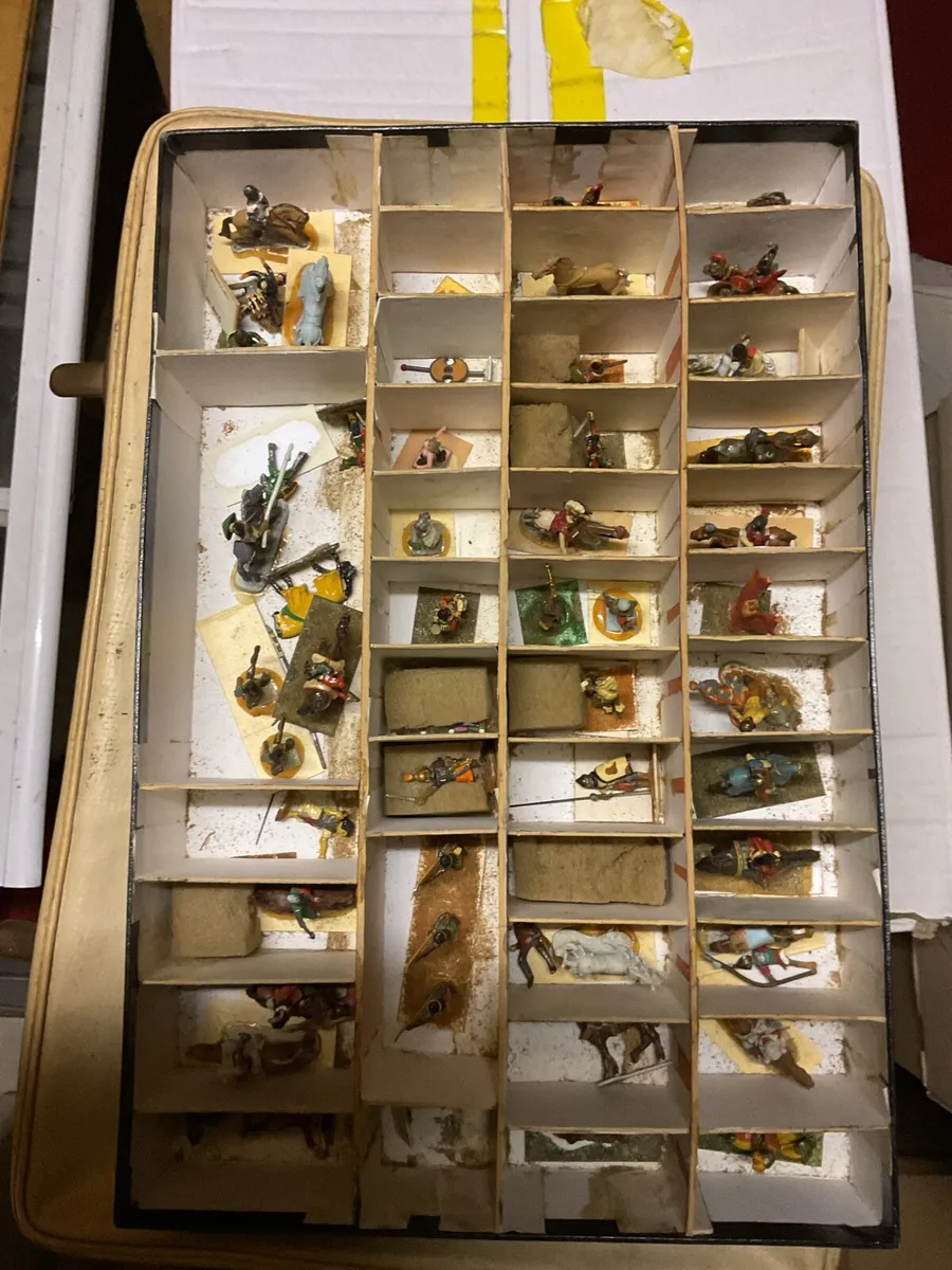 Lead figures - Image 3