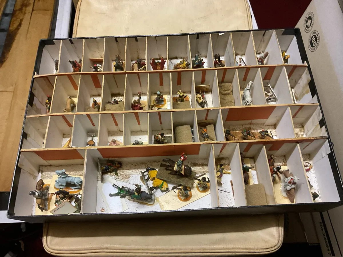 Lead figures - Image 4