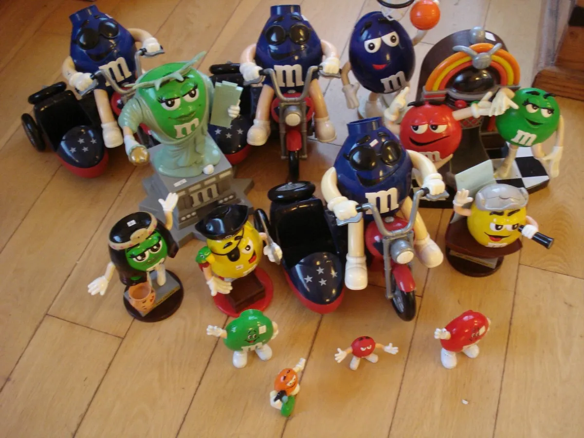 COLLECTION OF 13 M&Ms FIGURES TOYS. - Image 3