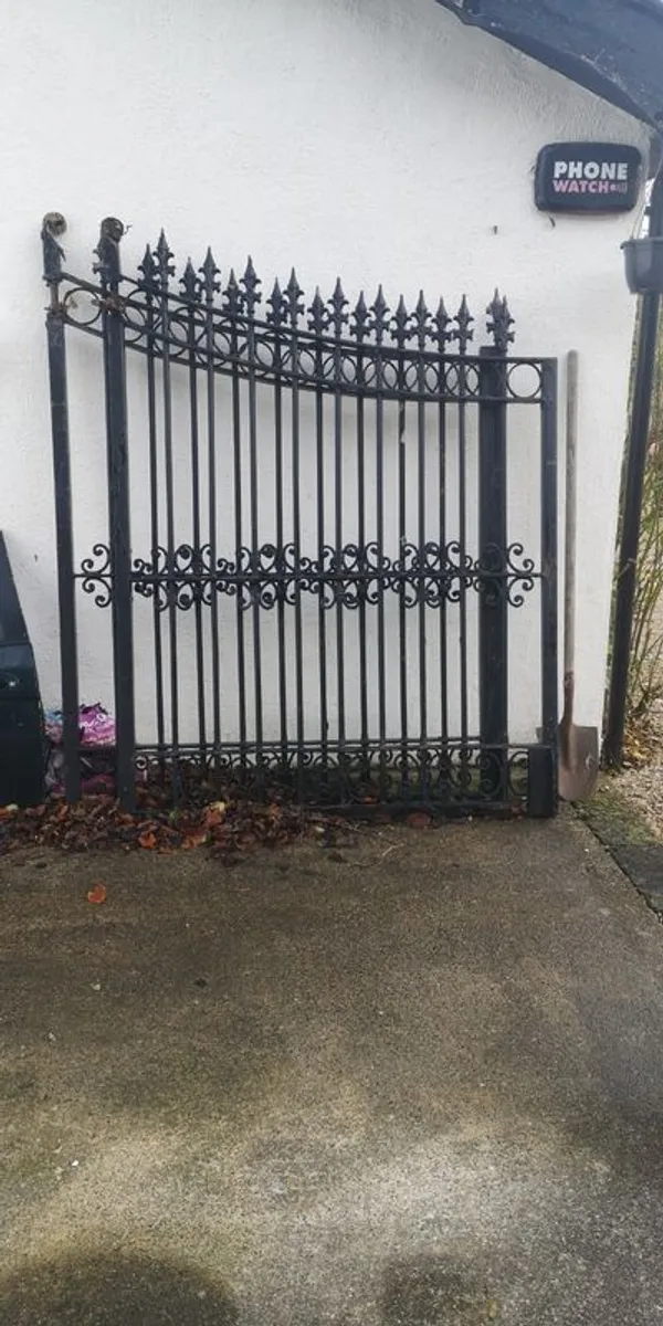 " Cross Avenue Entrance Wrought Iron Gates - Image 4
