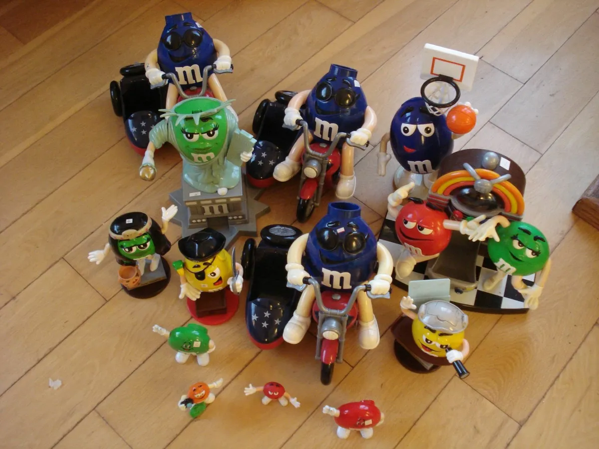 COLLECTION OF 13 M&Ms FIGURES TOYS. - Image 1
