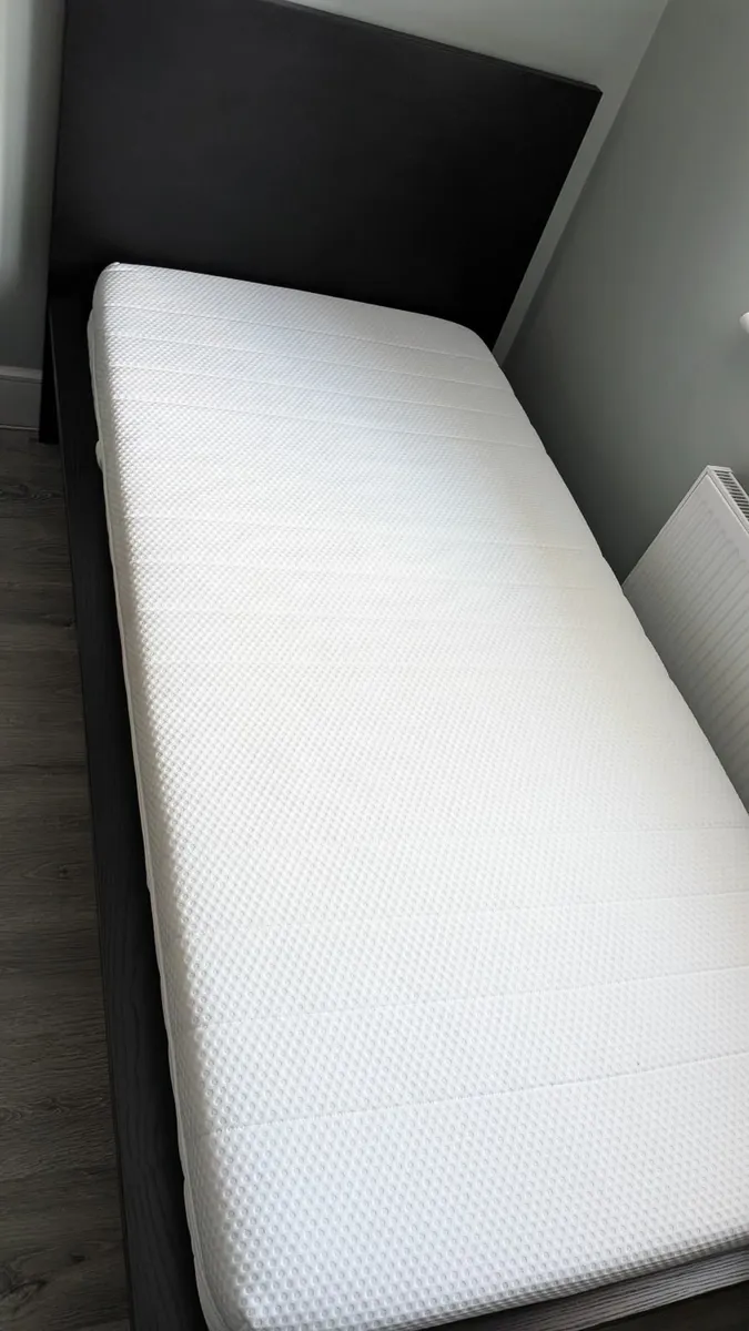 Single bed - Image 1