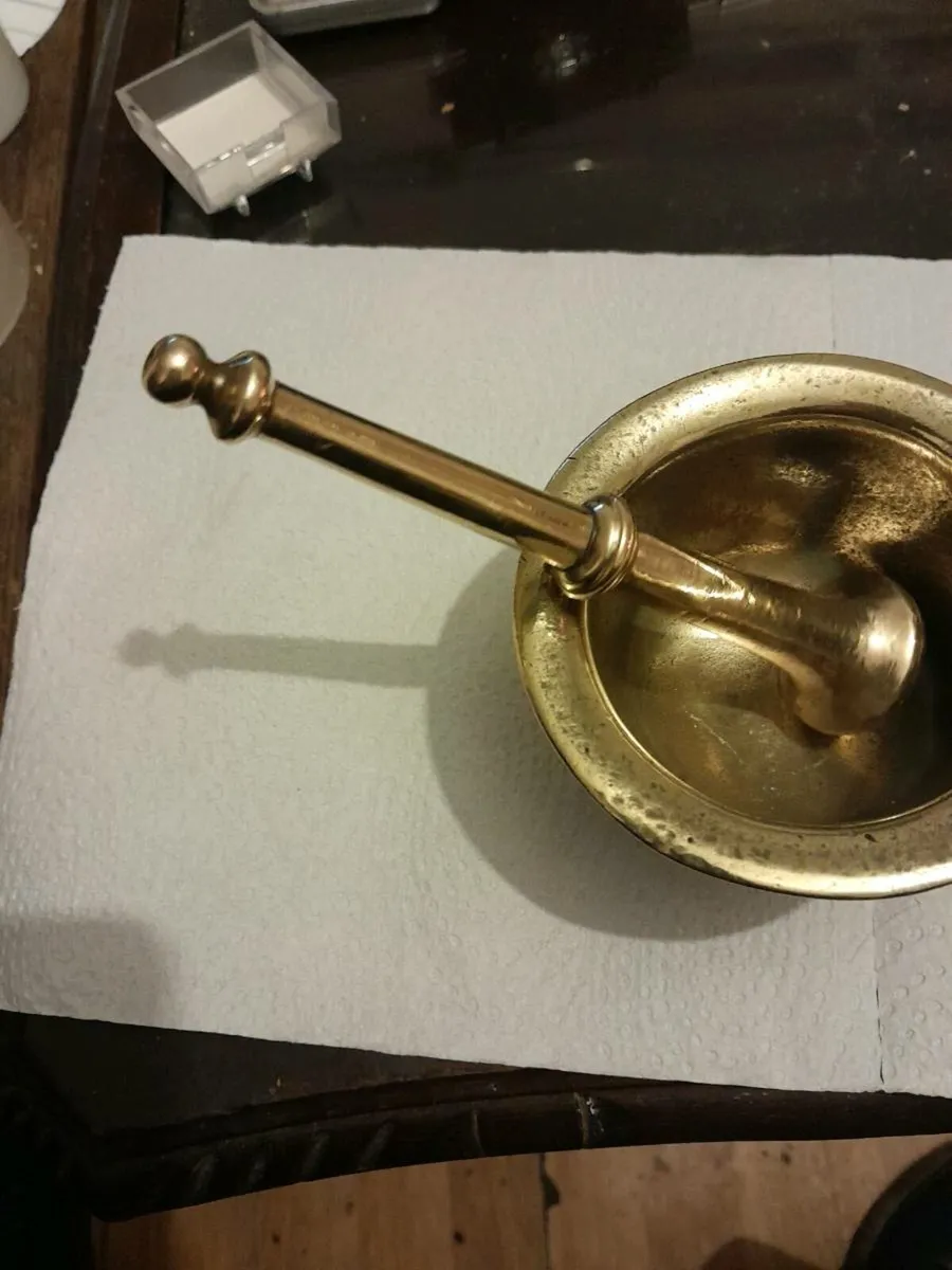 19ct brass apothecary mortar and pestal - Image 2