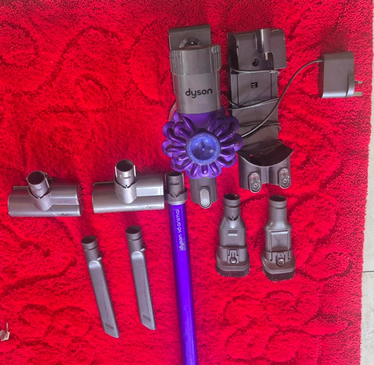 CORDLESS DYSON V6 VACUUM  VERY GOOD POWER AND VERY - Image 4