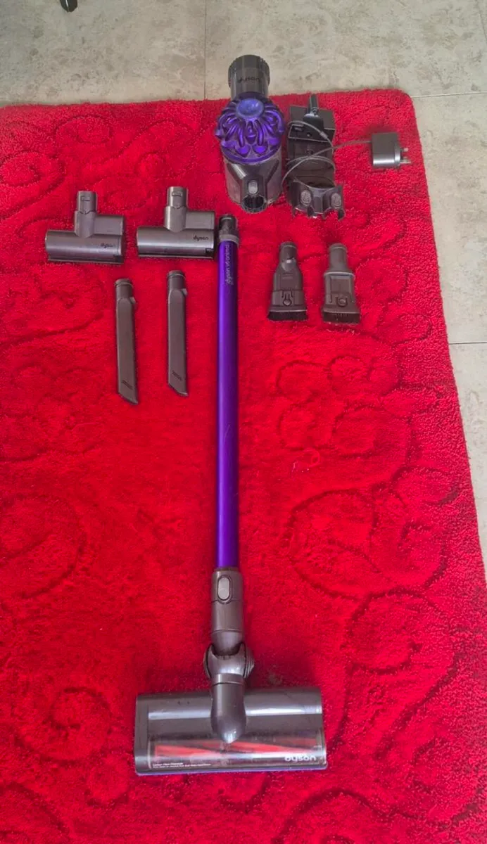 CORDLESS DYSON V6 VACUUM  VERY GOOD POWER AND VERY - Image 4
