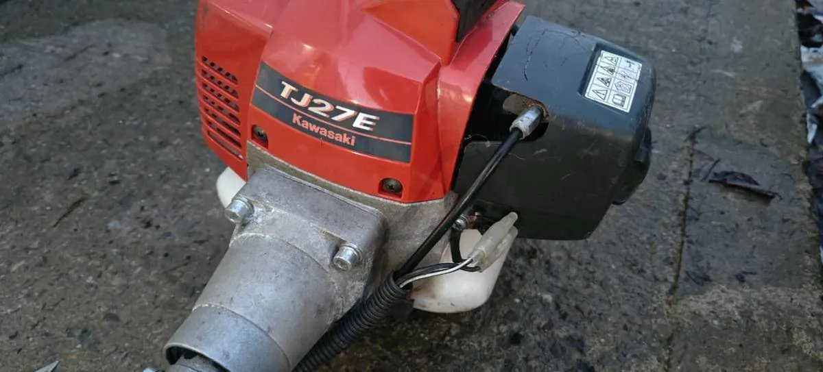 Kawasaki long reach hedge trimmer - Image 3