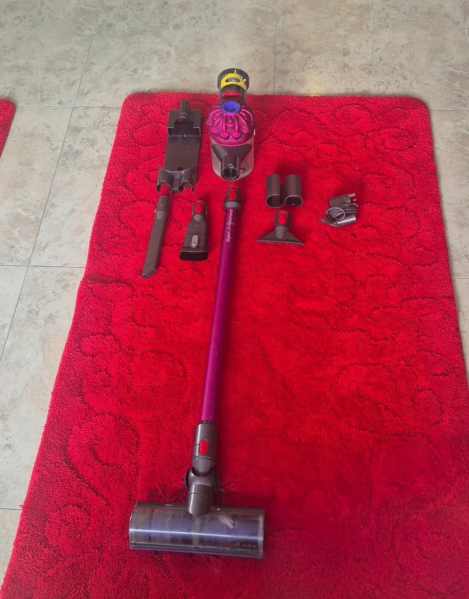 CORDLESS DYSON V7 VACUUM  VERY GOOD POWER AND VERY - Image 3