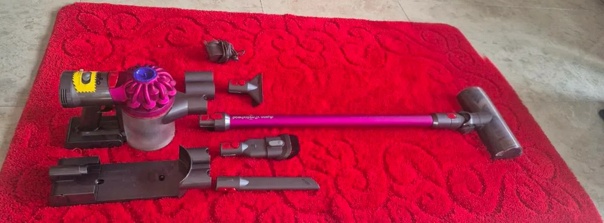 CORDLESS DYSON V7 VACUUM  VERY GOOD POWER AND VERY - Image 4