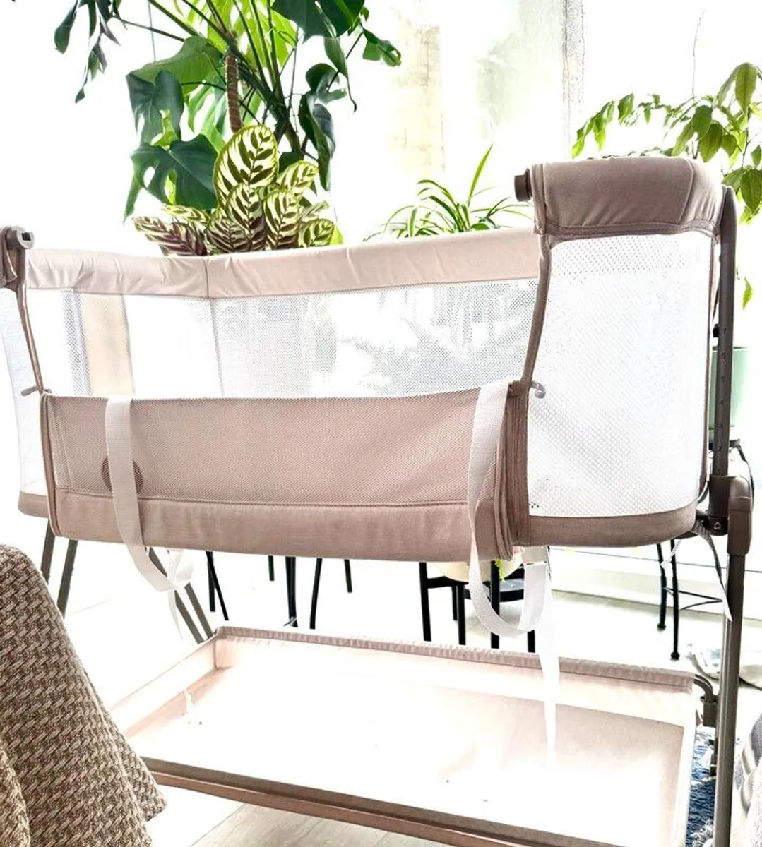 lionelo Aurora 3in1 Baby Bedside Cot Co-Sleeper for Babies From Birth to 9kg, Adjustable Height & Incline, Mattress, 4 Lockable Wheels, Breathable, Portable, Washable, Bag, Straps (Beige Light, LUNA) - Image 1