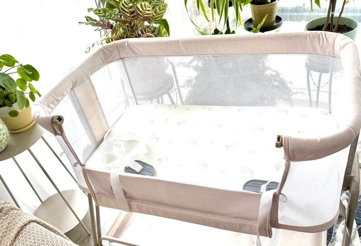 lionelo Aurora 3in1 Baby Bedside Cot Co-Sleeper for Babies From Birth to 9kg, Adjustable Height & Incline, Mattress, 4 Lockable Wheels, Breathable, Portable, Washable, Bag, Straps (Beige Light, LUNA) - Image 2