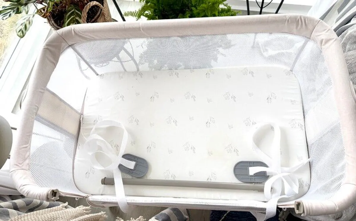 lionelo Aurora 3in1 Baby Bedside Cot Co-Sleeper for Babies From Birth to 9kg, Adjustable Height & Incline, Mattress, 4 Lockable Wheels, Breathable, Portable, Washable, Bag, Straps (Beige Light, LUNA) - Image 3