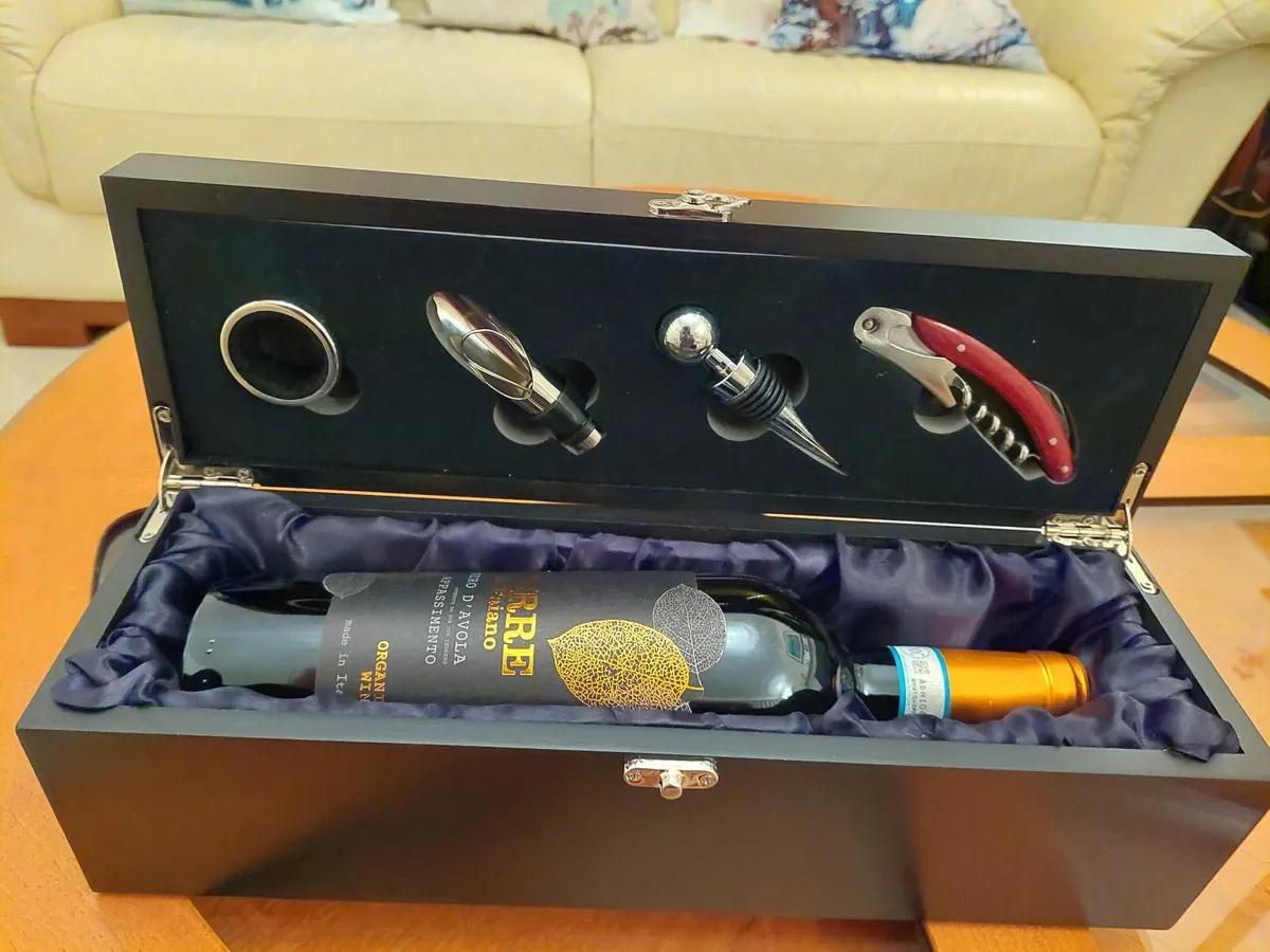 Wine box and accessories - Image 1