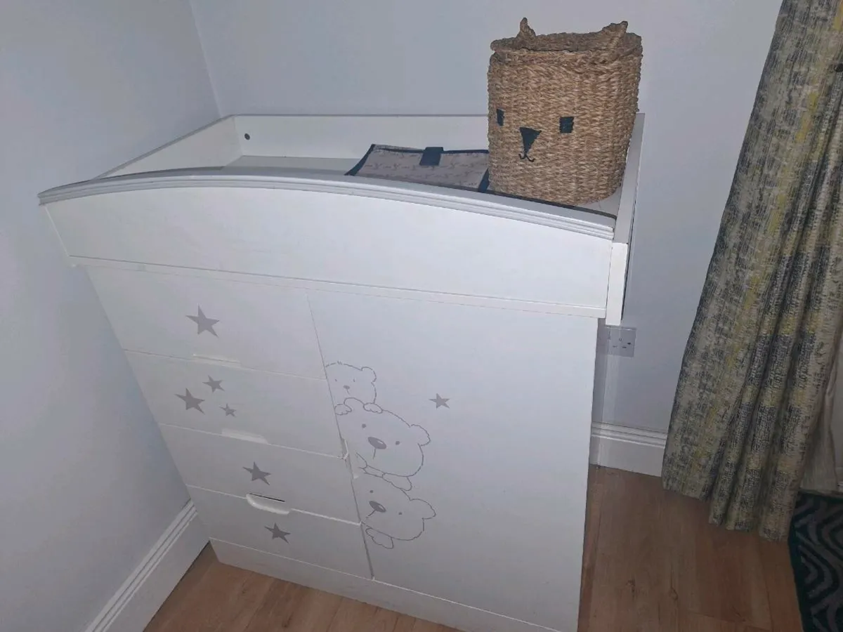 Sleigh cot and changing table - Image 1