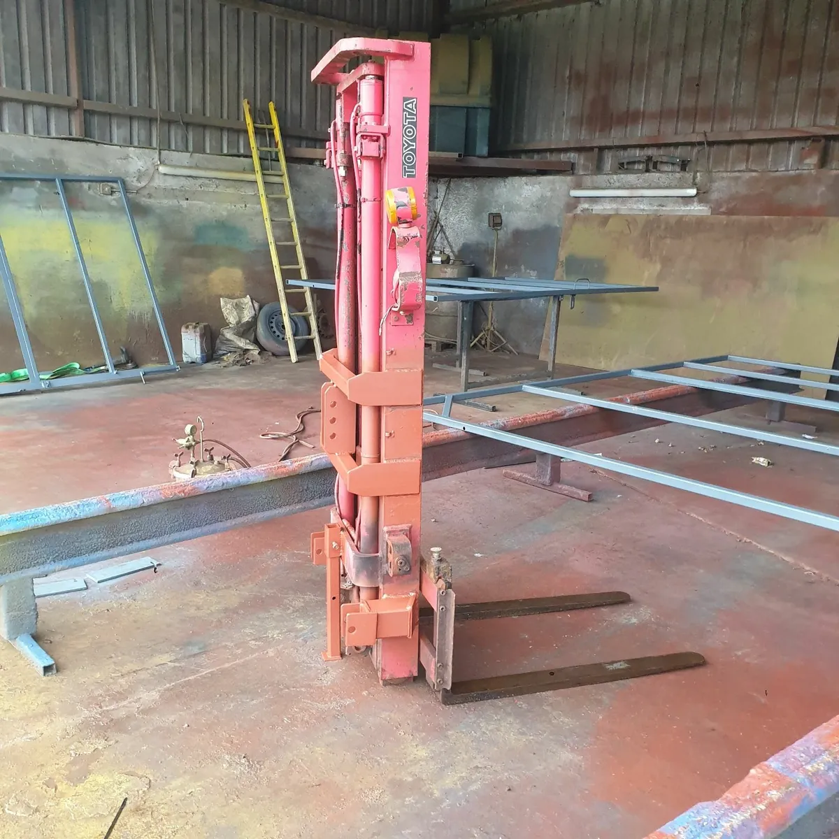 Forklift mast - Image 1