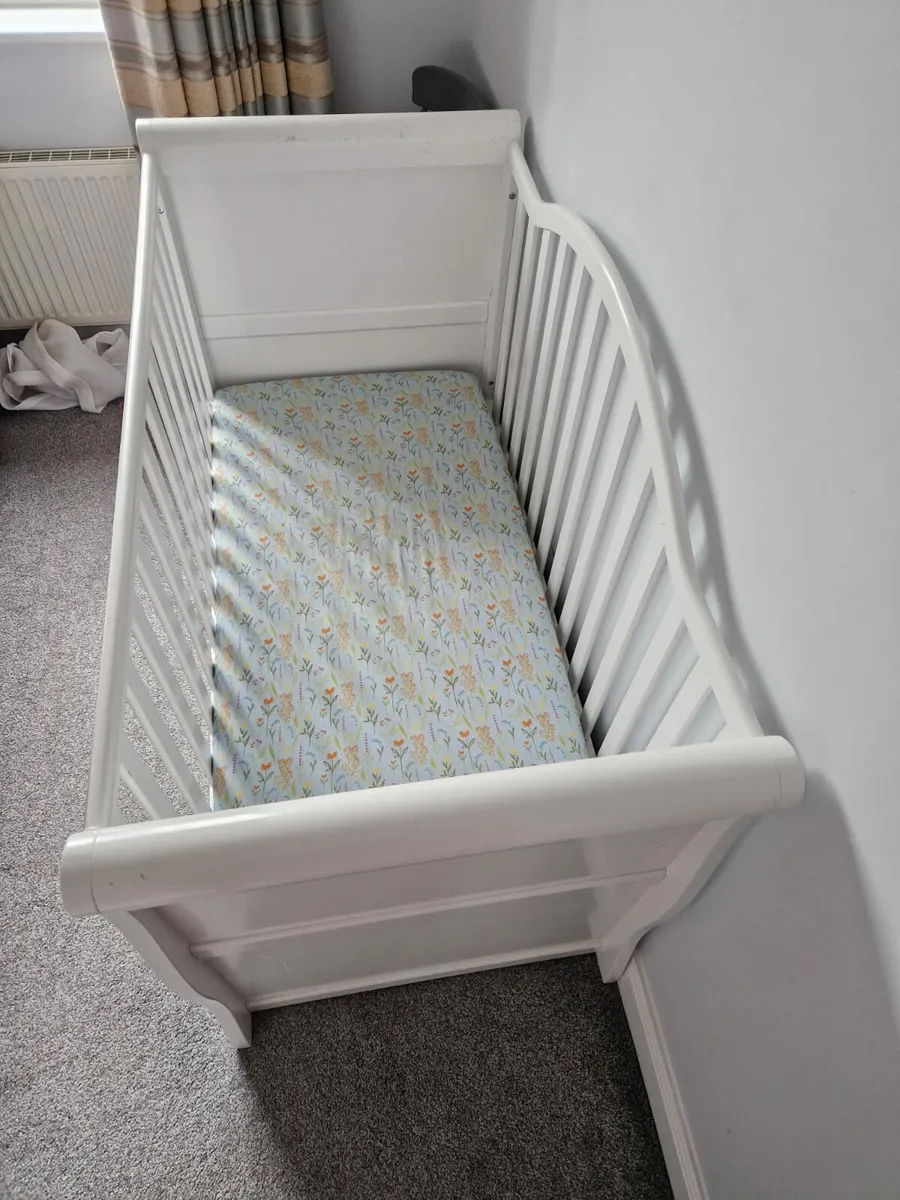 Sleigh cot and changing table - Image 4