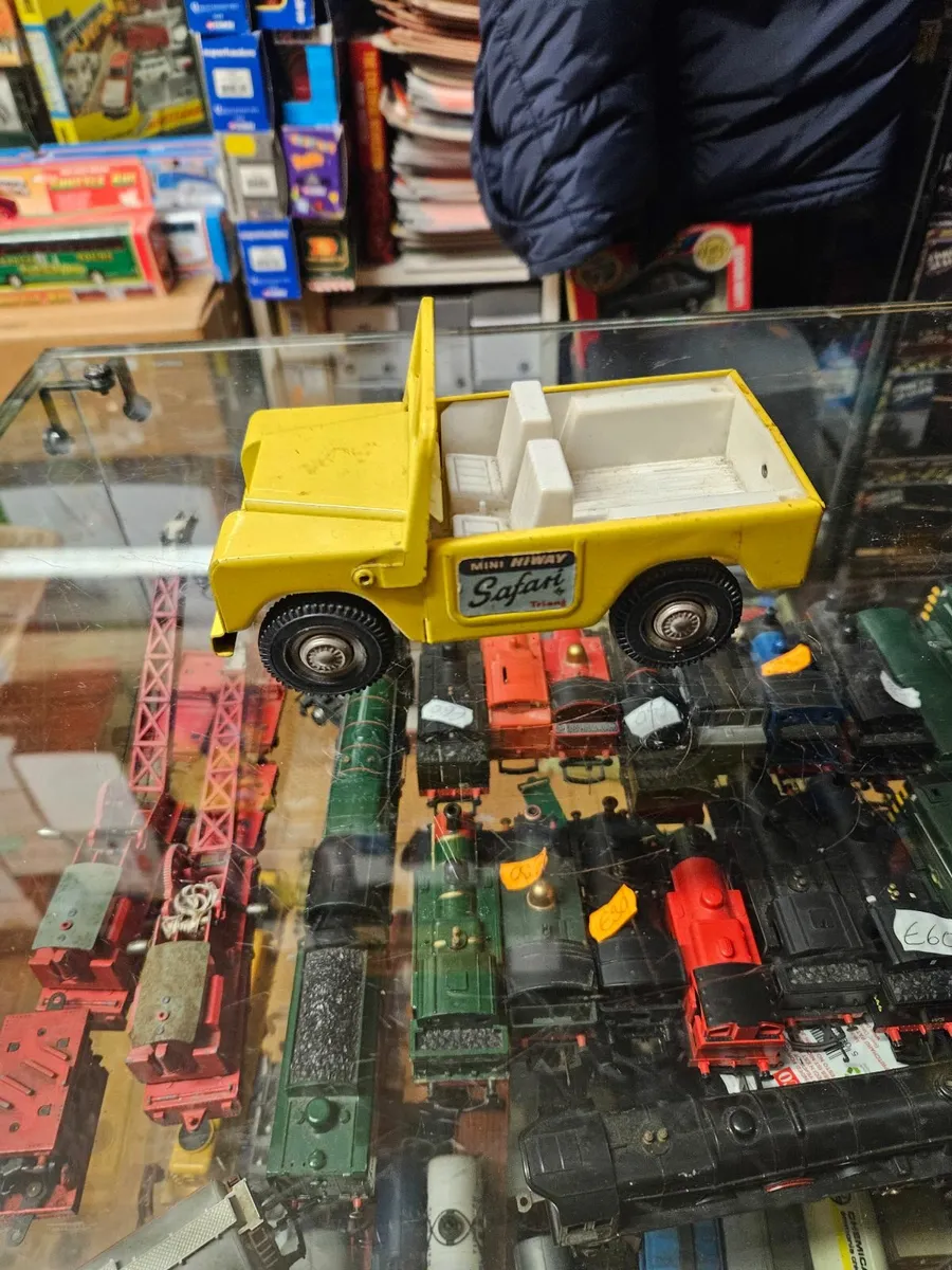 Vintage Triang Pressed Steel Landrover - Image 2