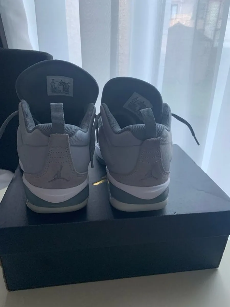 sport shoes - Image 2