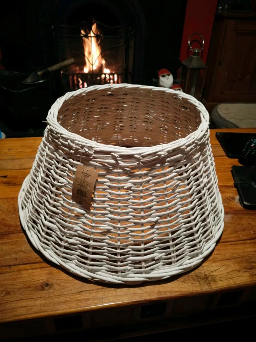White wicker tree Skirt, new with tags. 
Height 9. - Image 1